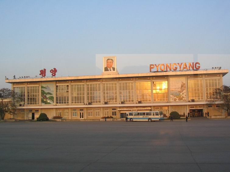 朝鲜时间10月16日下午5点抵达平壤机场