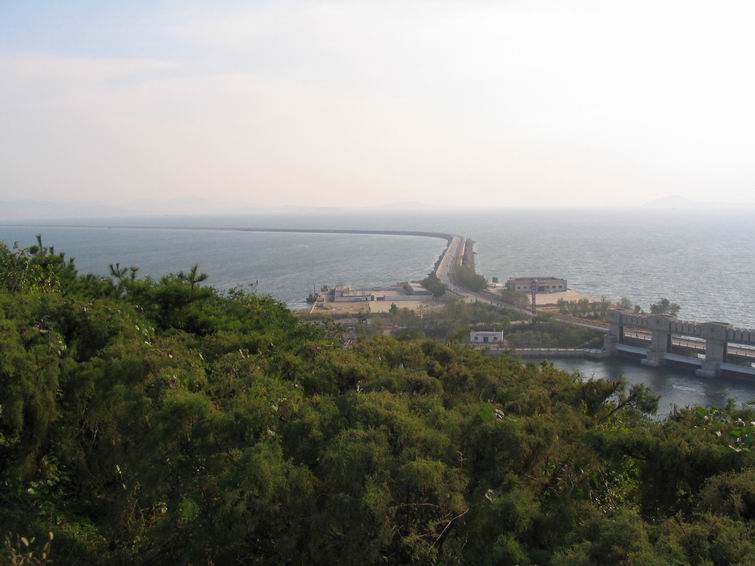 西海水闸长八公里的拦海大堤