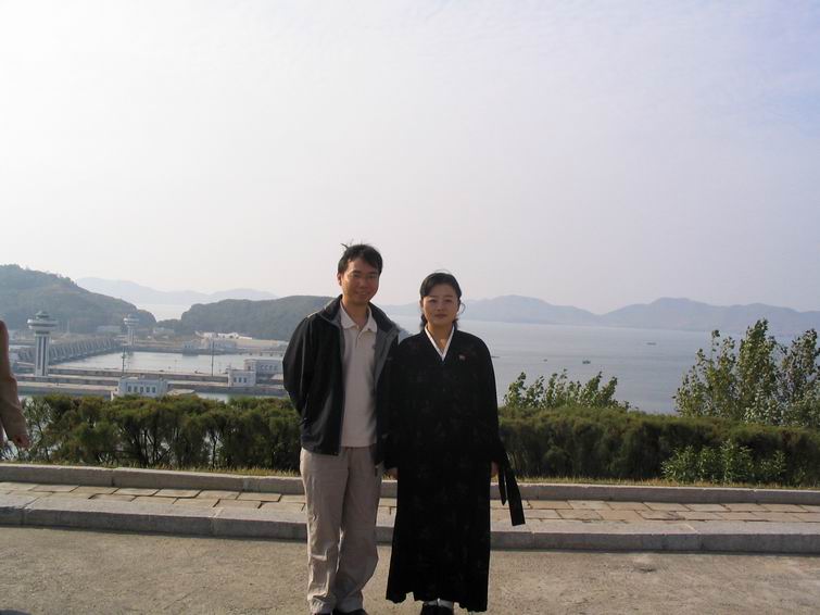 在西海水闸与朝鲜解说的合影