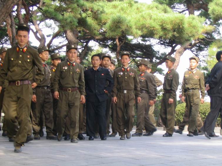 一队军人在万景山