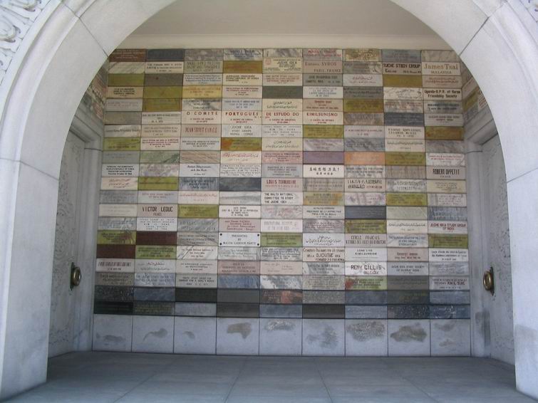 世界各地歌颂主体思想的小石牌，也有中文的