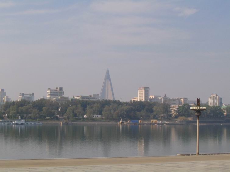 平壤市区：远眺柳京饭店(现在还是个烂尾楼)