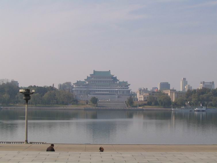 平壤市区：大学习堂，相当于国家图书馆，图书馆建在市中心，是平壤的一大特色