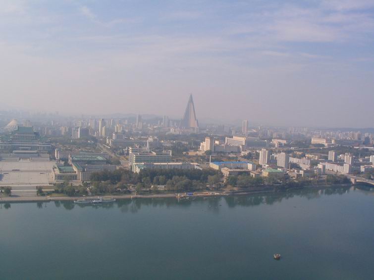 平壤市区：蓝蓝的天空，碧绿的水，一座没有污染的城市