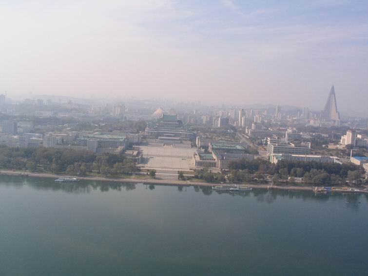 平壤市区：从一百多米高的主体思想塔塔顶看金日成广场（平时阅兵在此进行）