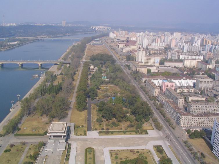 远处的体育场可容纳20万人，是举行《阿里郎》大型团体操的地方