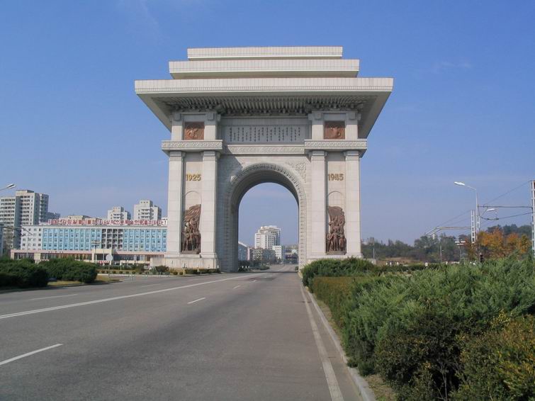 凯旋门，比巴黎的还要大。左边1925是金日成出门闹革命，1945是凯旋回来