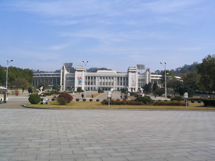 金日成综合体育场，在牡丹峰下，凯旋门旁边