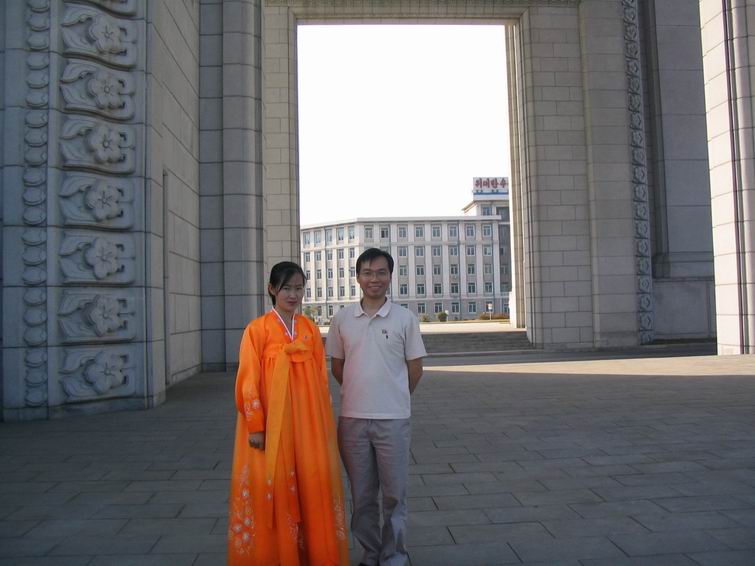 在凯旋门下与卖书小姑娘的合影