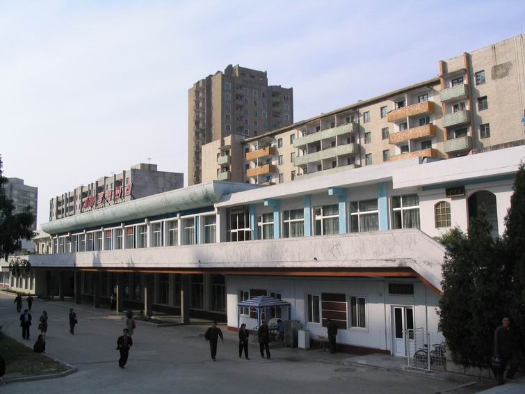 我们在朝鲜逛的第一家商店，东西很少，贵得要命