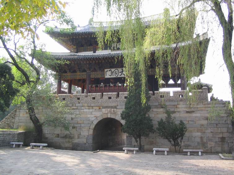 大同门，建于明末，当时朝鲜还是使用的汉字。大同门旁有不少的人在写生