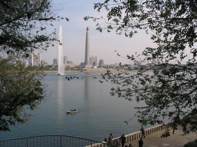 大同江上喷出的水注，远处是主体思想塔