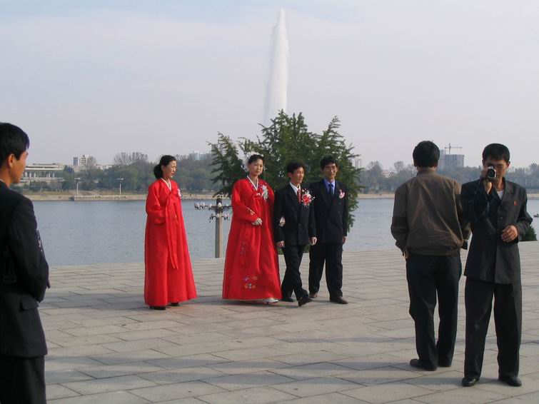 在金日成广场边照结婚相的两对新人
