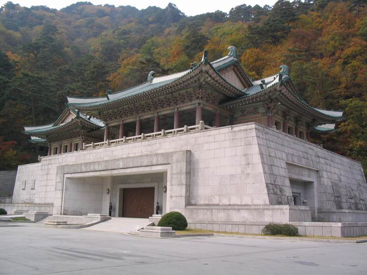 国际友谊展览馆的金正日馆，展出的是各国送给金正日的礼物，总共达200多万件