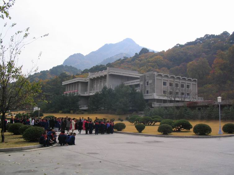 国际友谊展览馆后面是妙香山