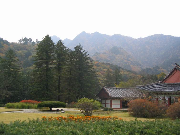 风景优美的普贤寺，这个小寺庙是朝鲜最大的寺庙