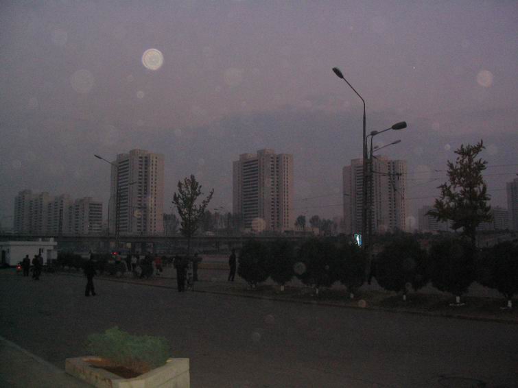 解放战争纪念馆 -  夜幕下的统一大街，我们在街边吃朝鲜烧烤