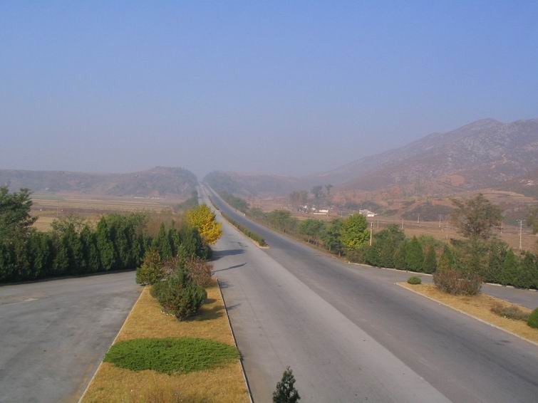 平壤至开城高速公路,特点就是没有车