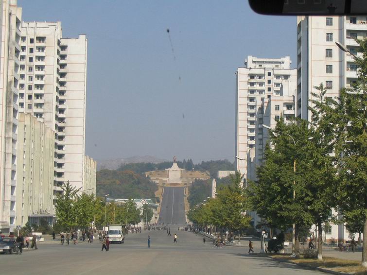 开城统一大街,开城原是高丽王城,现在不过是有17万人口的小城罢了