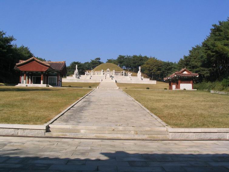 高丽第一代皇帝王建的陵墓,在《文明》里,高丽的领袖就是王建,所以我很熟悉。:-)