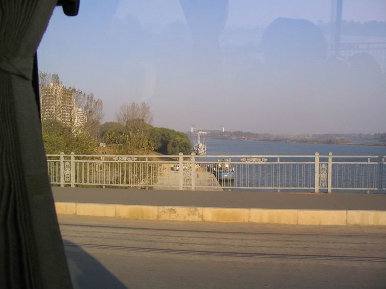 在车上眺望被朝鲜捕获的美国武装间谍船