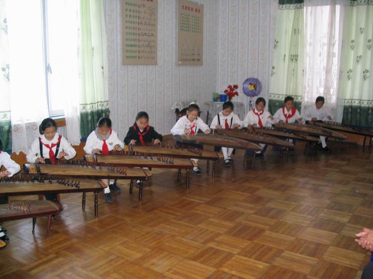 在万寿台少年宫参观 -- 扬琴表演