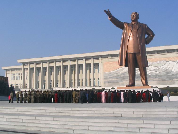 金日成铜像下朝拜的人群