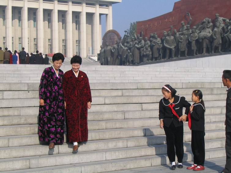 穿着新衣服排队照相