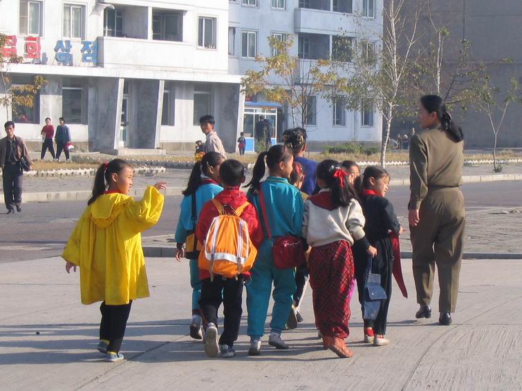 在中朝友谊塔下走过的一群小女孩