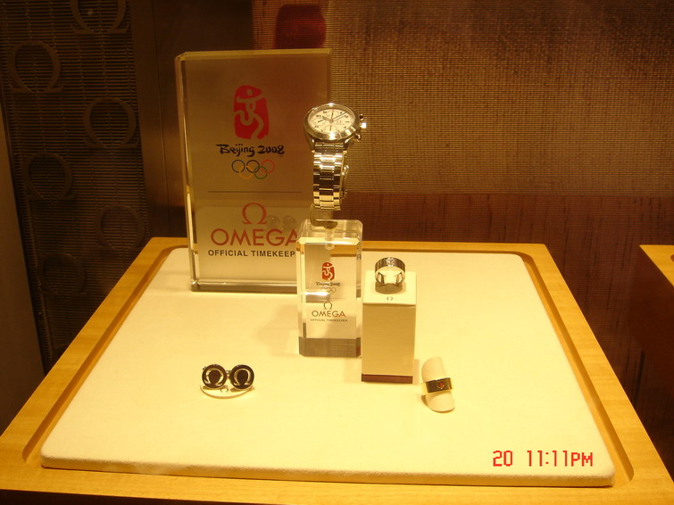 OMEGA展示馆里价格不菲的名表