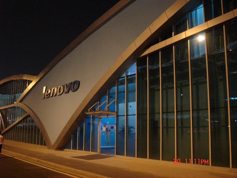 夜幕下已收摊的联想展示馆，没有进去，不知道里面什么样子