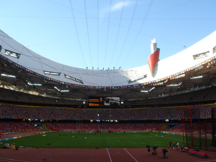 还未开赛的鸟巢内部