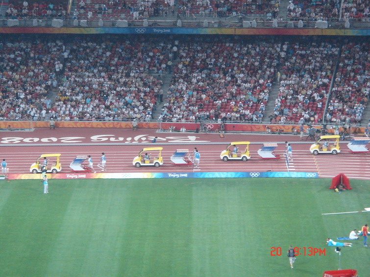 没有刘翔的110米栏半决赛，工作人员正在准备栏