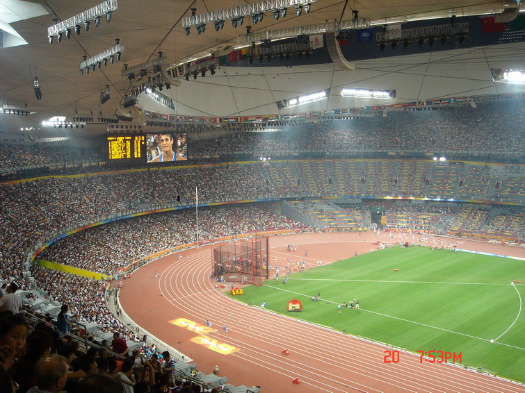观众热情高涨的鸟巢内部，远处是女子铁饼及格赛现场