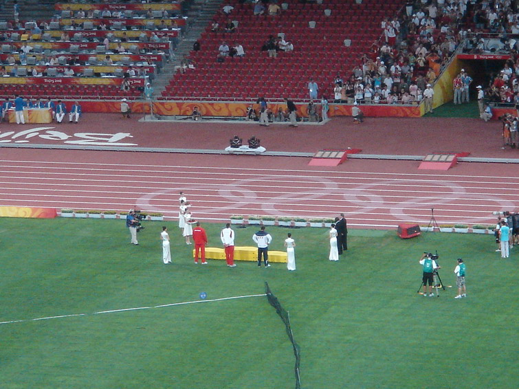 男子铅球颁奖现场，金牌被称为大力士