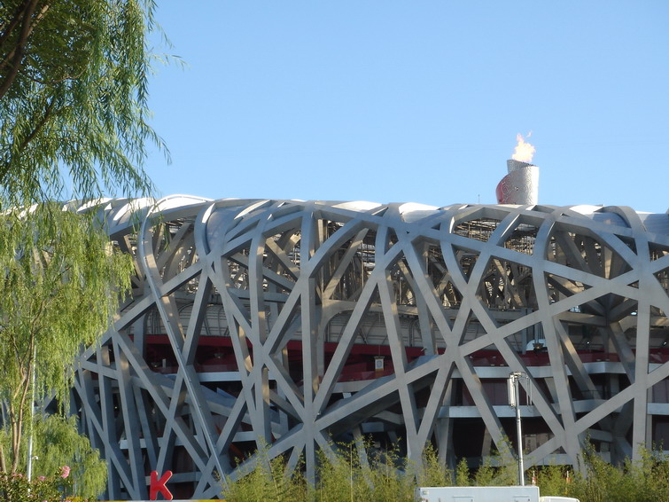 鸟巢里熊熊燃烧的祥云火炬