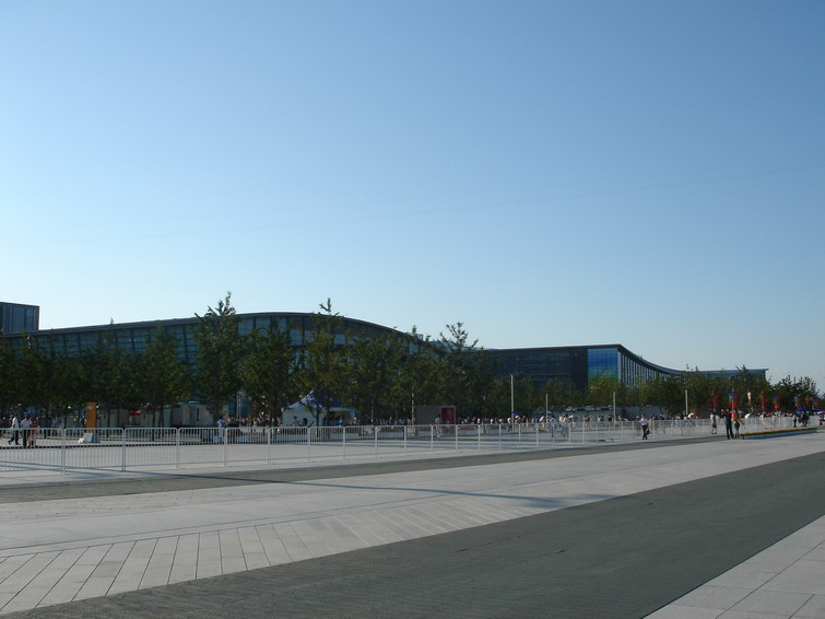 奥林匹克公园中心大道，对面是国家体育馆以及击剑馆