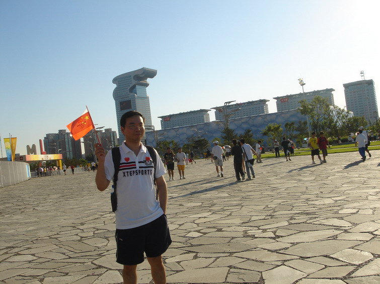 水立方和后面的龙形建筑，有谣言说盖茨花1亿租了上面的一套四合院