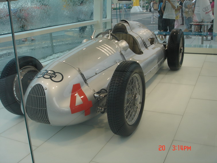 奥运合作伙伴大众公司展台里的一辆赛车