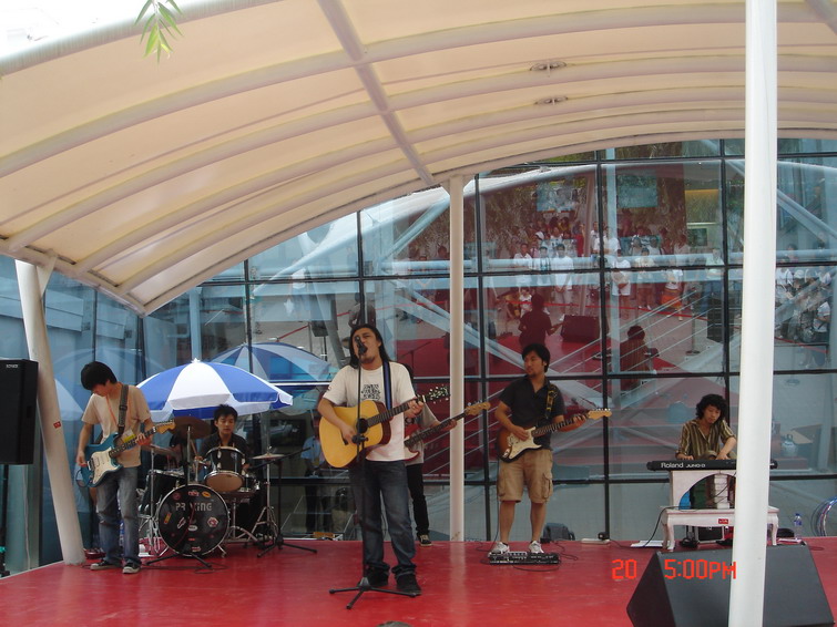 PICC展示馆外面的歌手