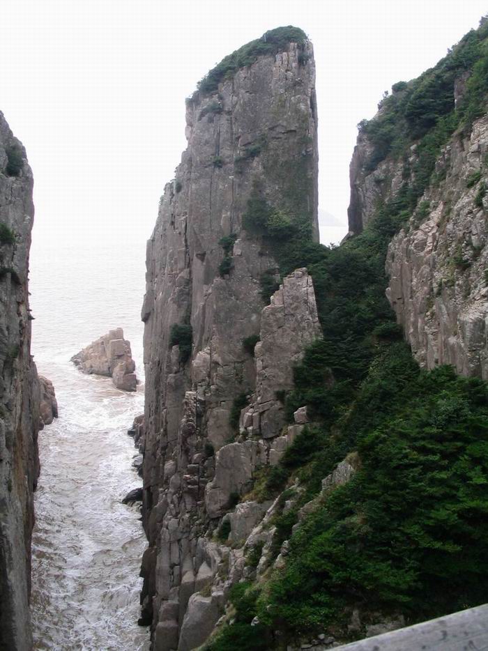 弹指峰，传为东邪黄药师练凌波微波之处