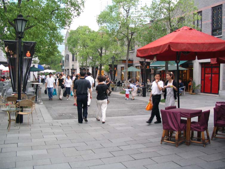 香港人投资的新天地，将旧上海一片老房子变成了一个小资的休闲区