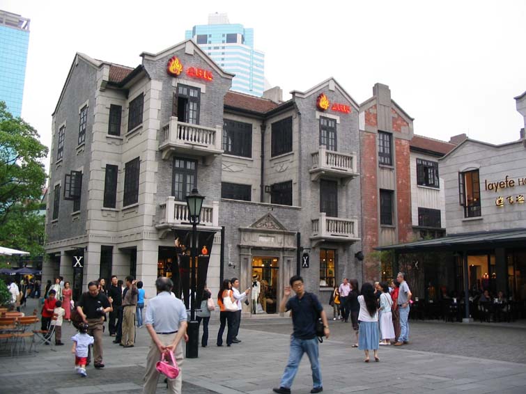 老上海旧房子与现代咖啡馆酒吧的完全融合