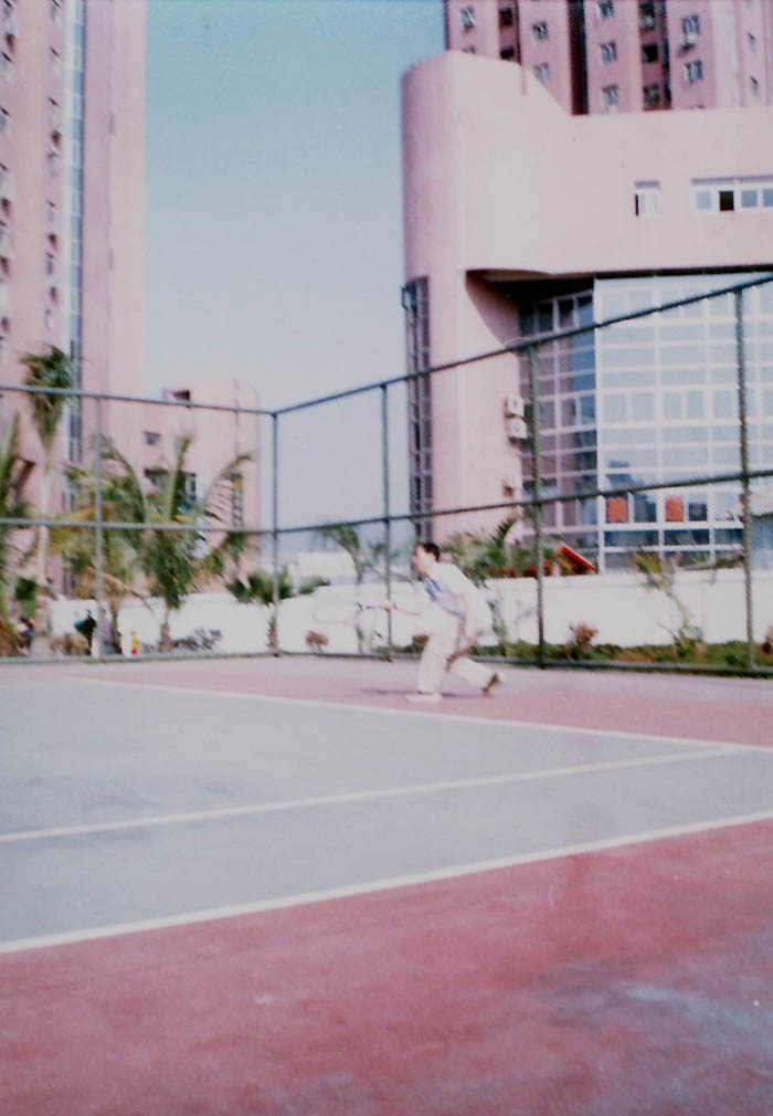 在莲花一村网球场打球