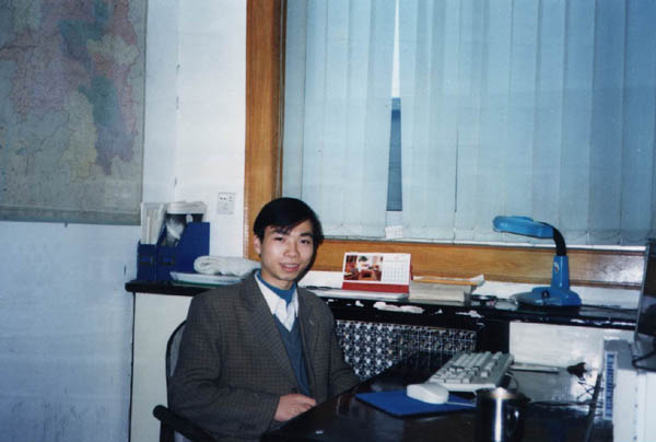 我的办公桌，对面是小辉的办公桌，我用的是工作站，小辉用的是P166