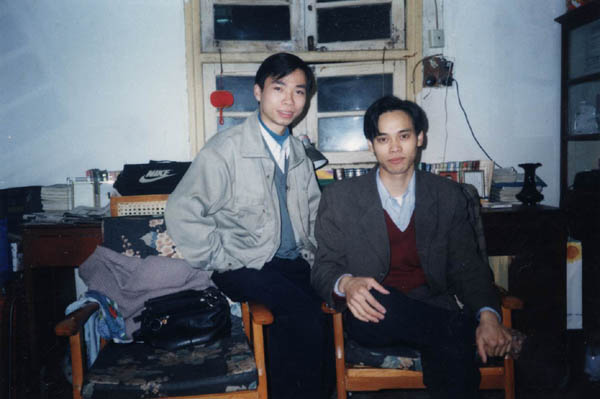 当时安排我们住的那间屋，计委副主任看我们这么乱，给出了"很浪漫"的评语。